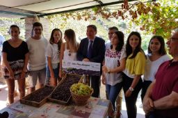 HOY, EN SU VISITA A LA ASOCIACIÓN MOSCATEL, EN ALMÁCHAR (MÁLAGA)