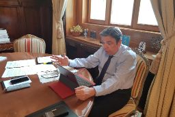 HOY, A TRAVÉS DE UNA CONFERENCIA TELEFÓNICA