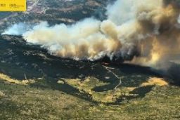 Se amplía el dispositivo de extinción desplegado en la zona  