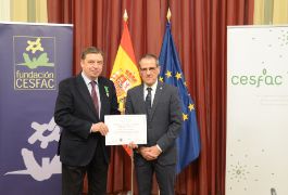 Por su labor en pro de la industria,