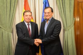 L Planas y embajador la India (1)