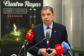 Hoy, en La Seca (Valladolid) en la inauguración de las nuevas instalaciones de Bodegas Cuatro Rayas