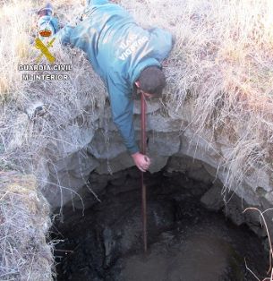 La Guardia Civil rescata a una jabalina que llevaba dos días dentro de un pozo sin poder salir. El rescate se efectúo sin dañar al animal, que una...