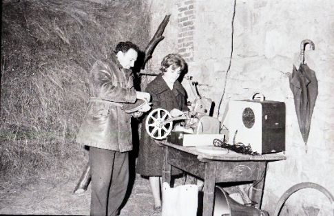 Agente de Extensión Agraria y de Economía Doméstica preparando una proyección . Monforte de Lemos ( Lugo),1961. Autor : Quiñones