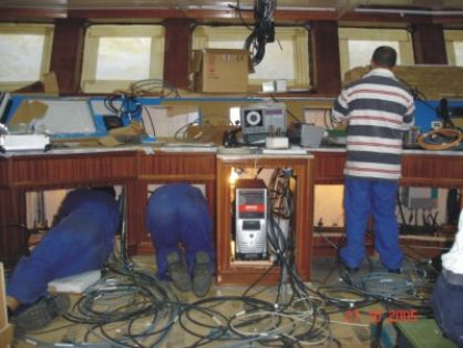 Trabajo de cableado para equipos de navegación