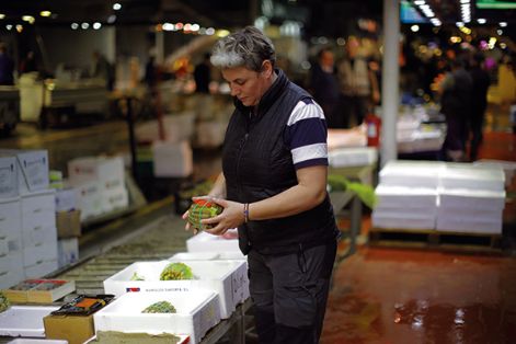 Mujer trabajadora de una empresa mayorista de pescado ubicada en el establecimiento de Mercamadrid