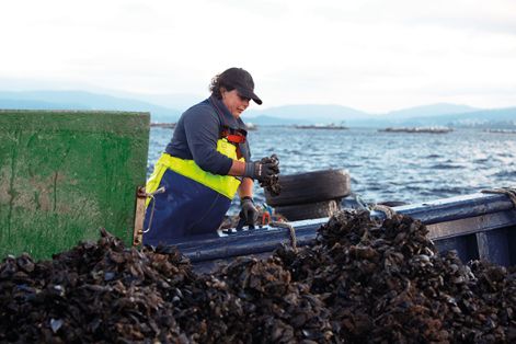 Mujer bateeira en la localidad de Rianxo