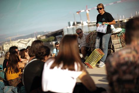 Trabajadora de una empresa de turismo marinero en la localidad de Barcelona