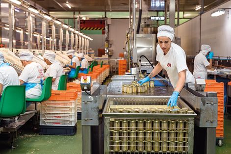 Trabajadoras de una fábrica de procesado de pescado y marisco en A Pobra do Caramiñal