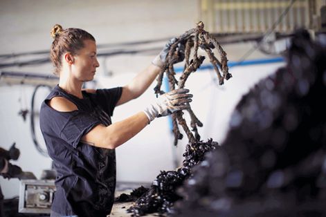 Mujer técnico de cultivo en instalaciones de acuicultura de mar abierto en San Carles de la Rápita