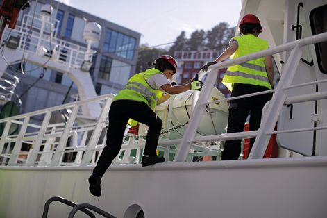 Inspectoras de buques de pesca en la localidad de Ondarroa