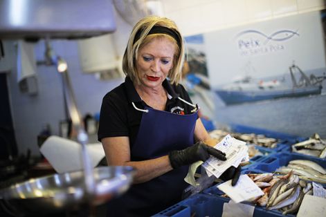 Vendedora detallista de pescado en la localidad de Santa Pola