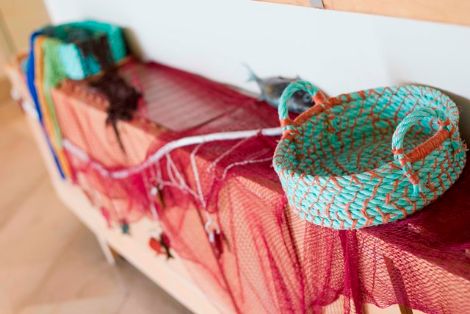 Muestra de exposición de productos de artesanía marinera.