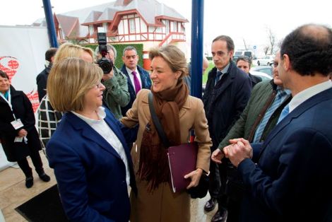 Isabel García Tejerina, Ministra de Agricultura, Alimentación y Medio Ambiente saludando a Rosa Mª Quintana Carballo, Conselleira do Medio rural e...
