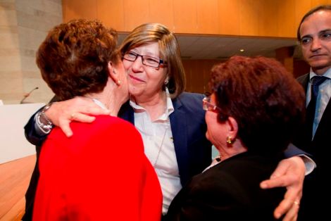 Rosa Quintana, Conselleira del Medio Rural y del Mar de la Xunta de Galicia (en el centro), saludando a dos de las homenajeadas.