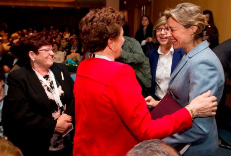 La Ministra saludando a dos de las homenajeadas, Alicia Rodríguez y Manuela Parada.