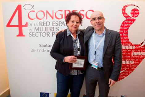 Mª Pilar Uskola Erkiaga (homenajeada), junto a Leandro Azkue Múgica, Director General de Pesca y Acuicultura del País Vasco.