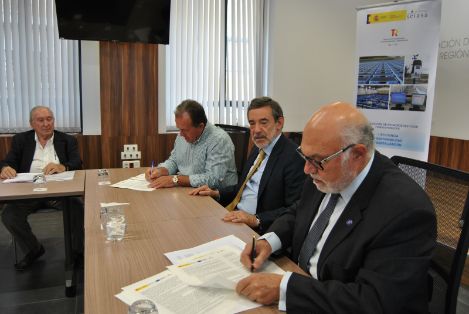 Los presidentes de SEIASA y de la comunidad de regantes han rubricado hoy el convenio