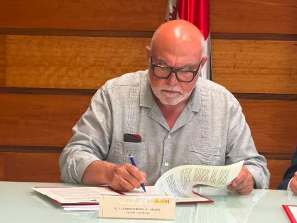 Mediante la firma hoy de dos adendas
