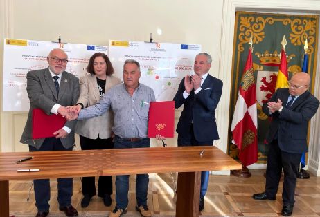 Con la firma de tres convenios