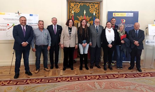 Con la firma de tres convenios