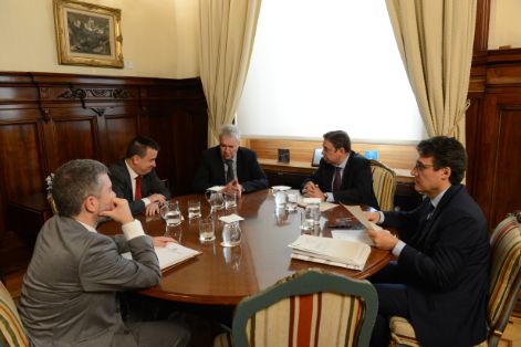 HOY, EN UNA REUNIÓN CON EL CONSEJERO DE AGRICULTURA DE CASTILLA-LA MANCHA Y EL PRESIDENTE DE LA DOP “QUESO MANCHEGO” 