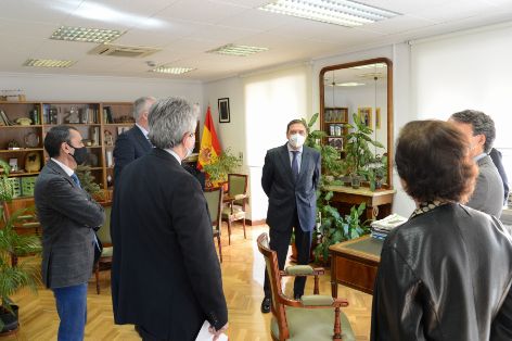 UBICADAS EN LA CALLE ALMAGRO 