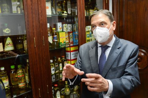 UBICADAS EN LA CALLE ALMAGRO 