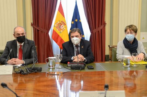 El ministro se ha reunido con el sector pesquero y acuícola 