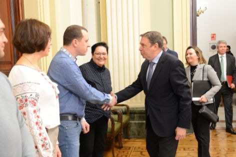 Ministro y delegación Ucrania (2)