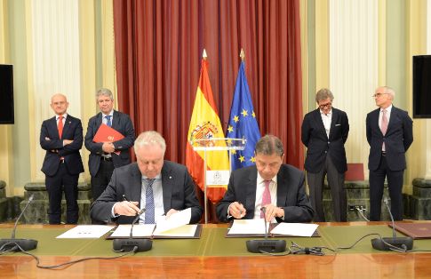 En la firma del protocolo entre el Ministerio y la Federación Española del Vino