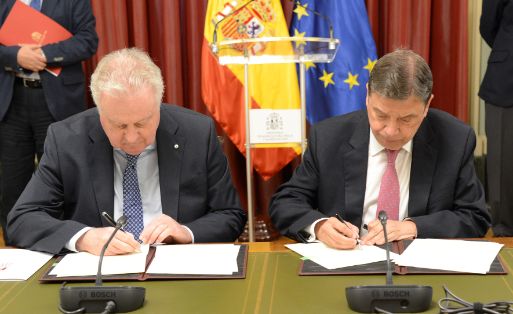 En la firma del protocolo entre el Ministerio y la Federación Española del Vino