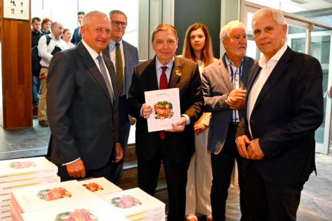 En la clausura de la asamblea general de Cooperativas Agro-alimentarias