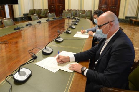 MEDIANTE SENDOS CONVENIOS SUSCRITOS CON LA RED ESPAÑOLA DE DESARROLLO RURAL Y LA RED ESTATAL DE DESARROLLO RURAL