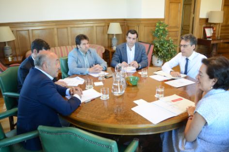 HOY, EN UNA REUNIÓN MANTENIDA EN LA SEDE DEL MINISTERIO