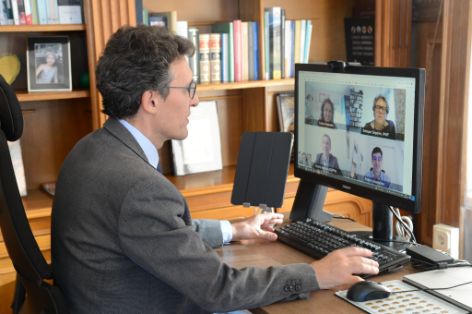 HOY, POR VIDEOCONFERENCIA  