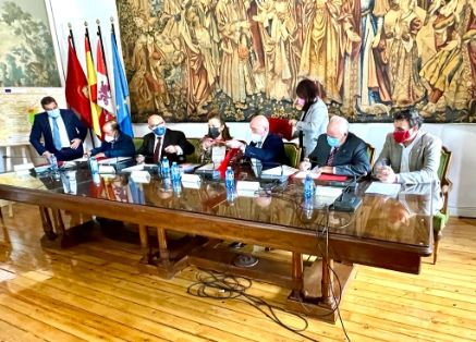 A través de la Sociedad Mercantil Estatal de Infraestructuras Agrarias 