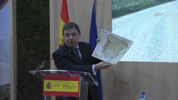 Luis Planas, Ministro de Agricultura, Pesca y Alimentación, mostrando el mapa con todos los Caminos Naturales en servicio