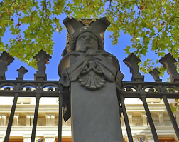 Busto de la diosa Minerva en la verja que delimita la parcela del Palacio de Fomento. Foto: Cecilia Galbis.