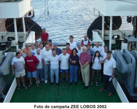 Imagen con el personal participante en la campaña ZEE LOBOS 2002