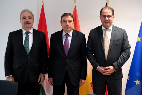 Luis Planas mantiene un encuentro trilateral con los ministros de Agricultura de Bélgica y de Hungría foto 2