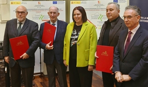 
				
			
				Mediante dos convenios firmados hoy en Badajoz 
			
				