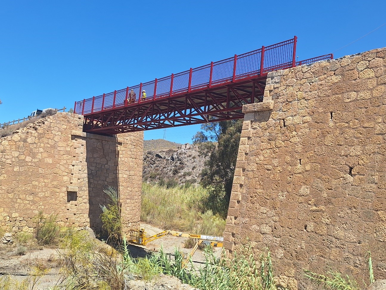 Pasarela sobre la Rambla de Lucainena Pasarela sobre la Rambla de Lucainena
