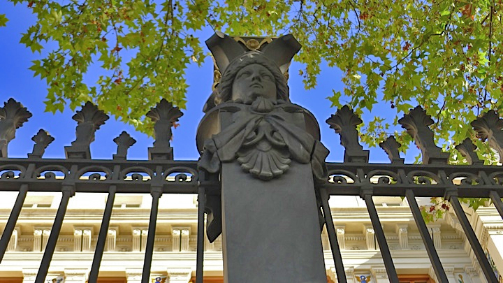 Busto de la diosa Minerva. Verja del Palacio de Fomento. Foto: Cecilia Galbis.