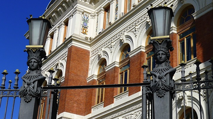 Verja de hierro que delimita la parcela del Palacio de Fomento. Foto: Cecilia Galbis.