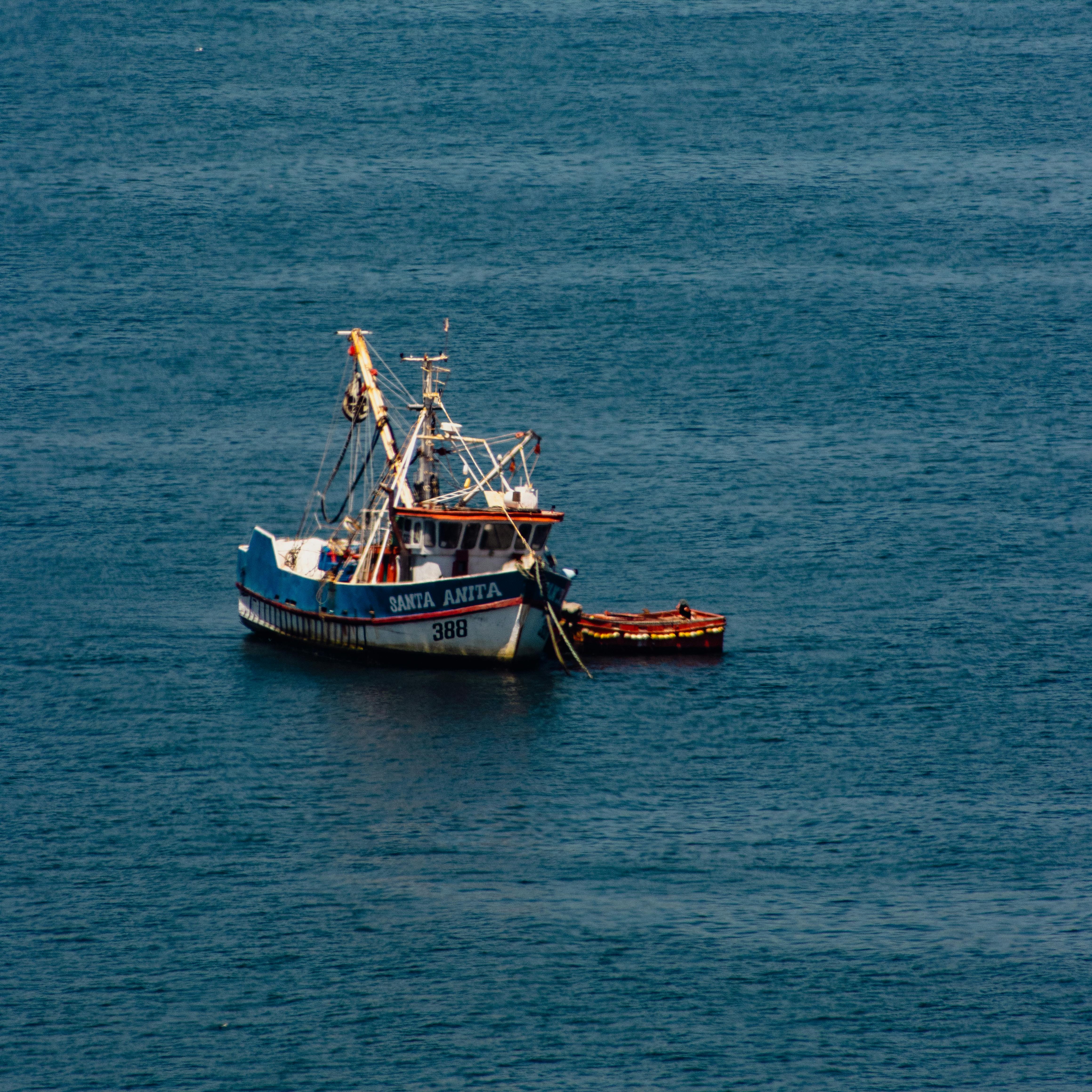 fishing boat - cuadrado
