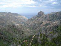 El Roque Cano se alza imponente en el valle de Vallehermoso