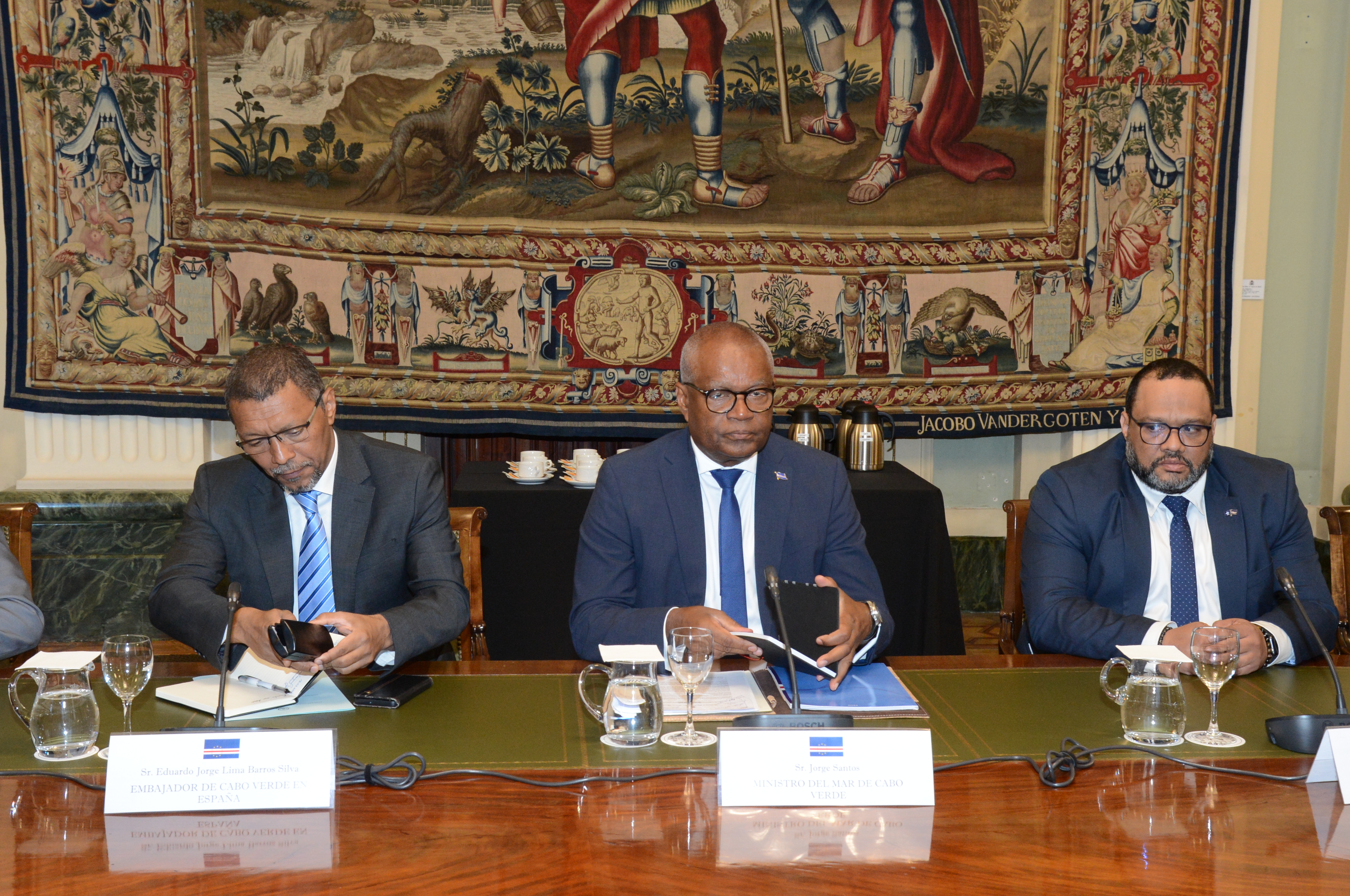 Reunión entre los ministros de Pesca Luis Planas y Jorge Santos foto 3