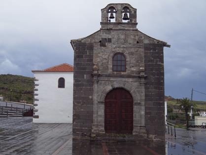 Iglesia de San Salvador en Alajeró, con su característica fachada de piedra