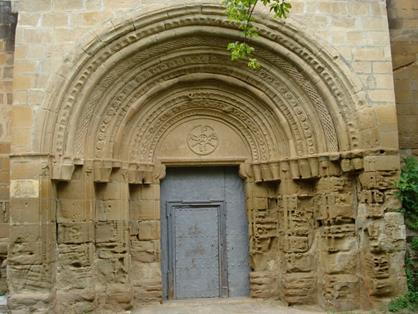 Portada del monasterio cisterciense de Nuestra Señora de la Gloria en Casbas de Huesca